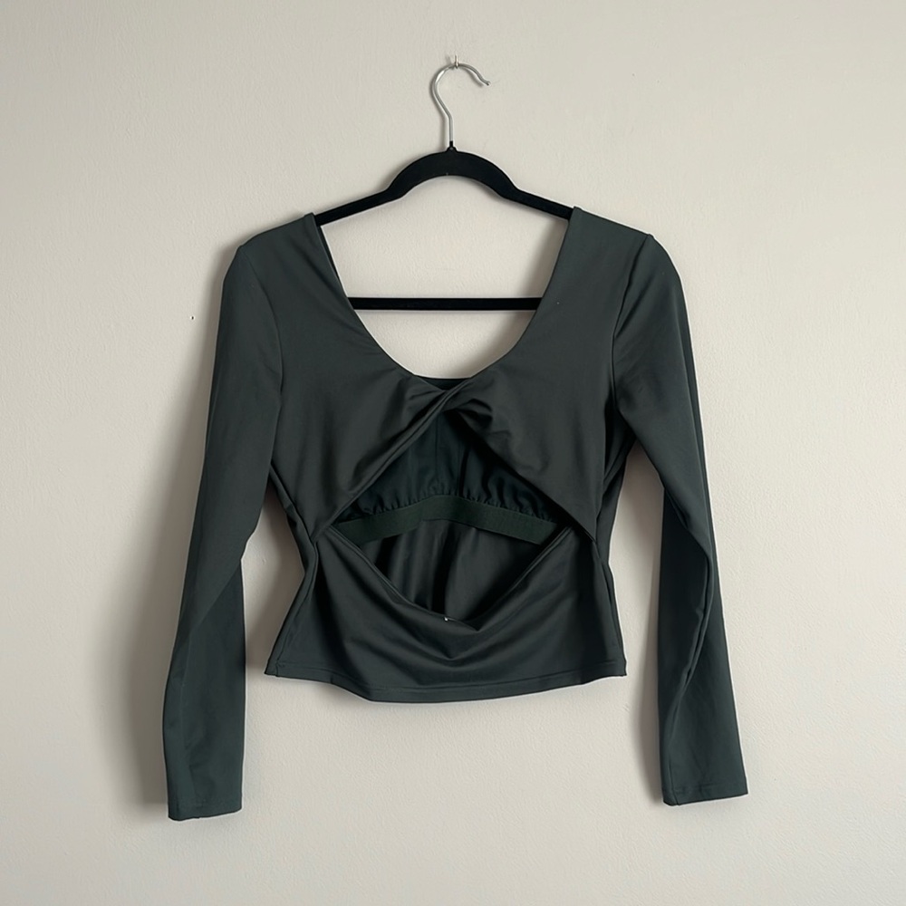 Fabletics cropped long sleeve top size Medium green oasis twist - Picture 3 of 5